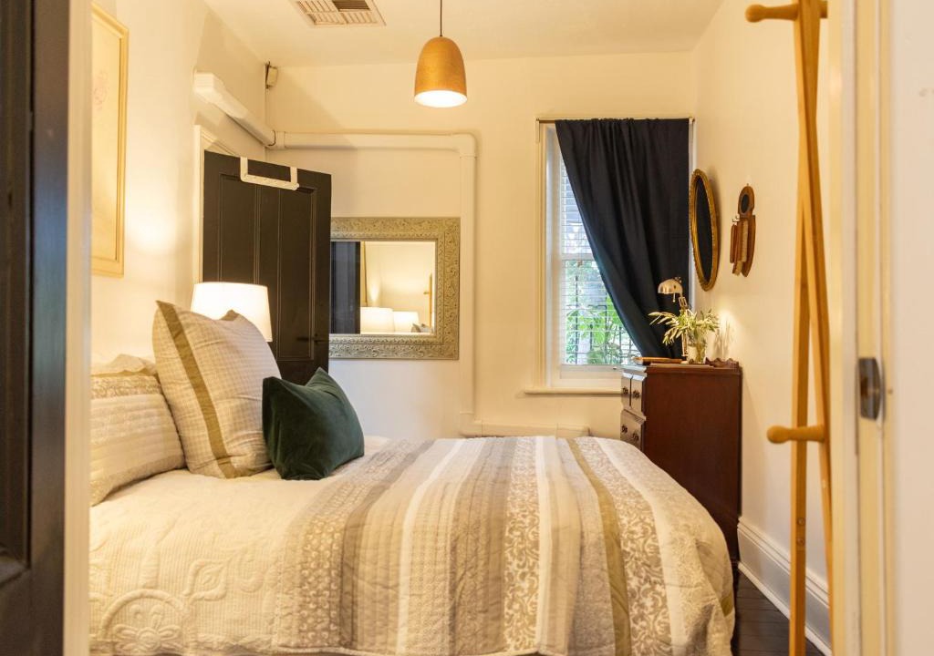 Hackney Apartment | Secluded Hackney Cottage Near Botanic Gardens with Free Parking - Koala Stay