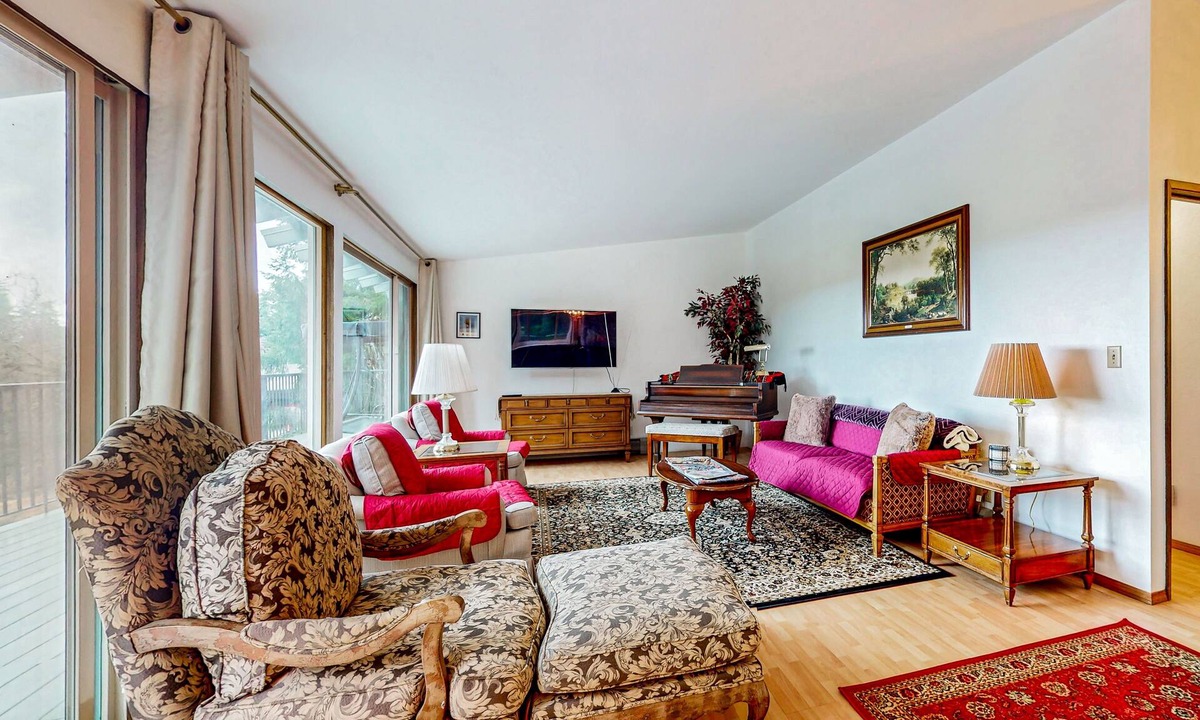 Woodinville House | Secluded home near downtown Woodinville with large wraparound deck & grill