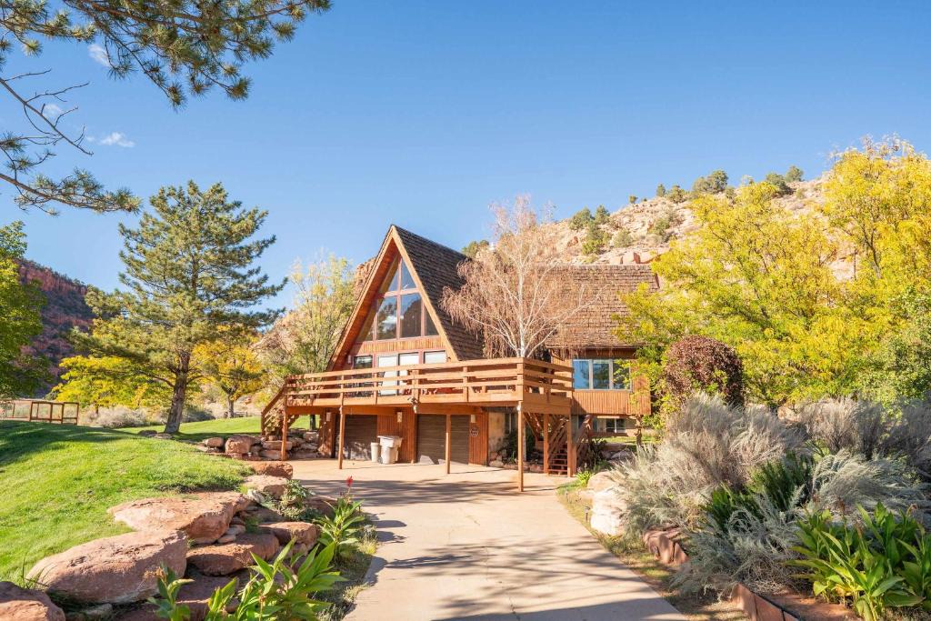 Kanab House | Secluded Kanab Family Cabin w Hot Tub and Red Rock Views