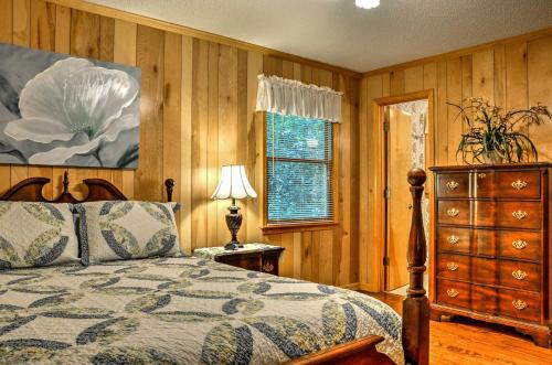 Lakemont House | Secluded 'Lavinder Laurel Leaf Cottage' Near Creek