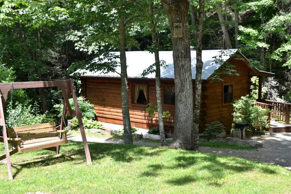 Cherokee Cabin | Secluded Log Cabin for a Romantic Getaway near Maggie Valley, North Carolina