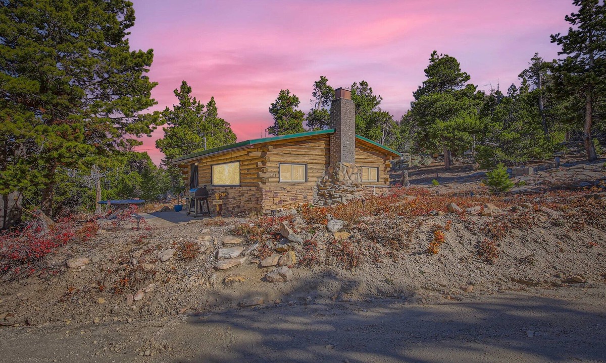 Black Hawk Cabin | Secluded log cabin/hot tub. Ski, views, hike, silence.