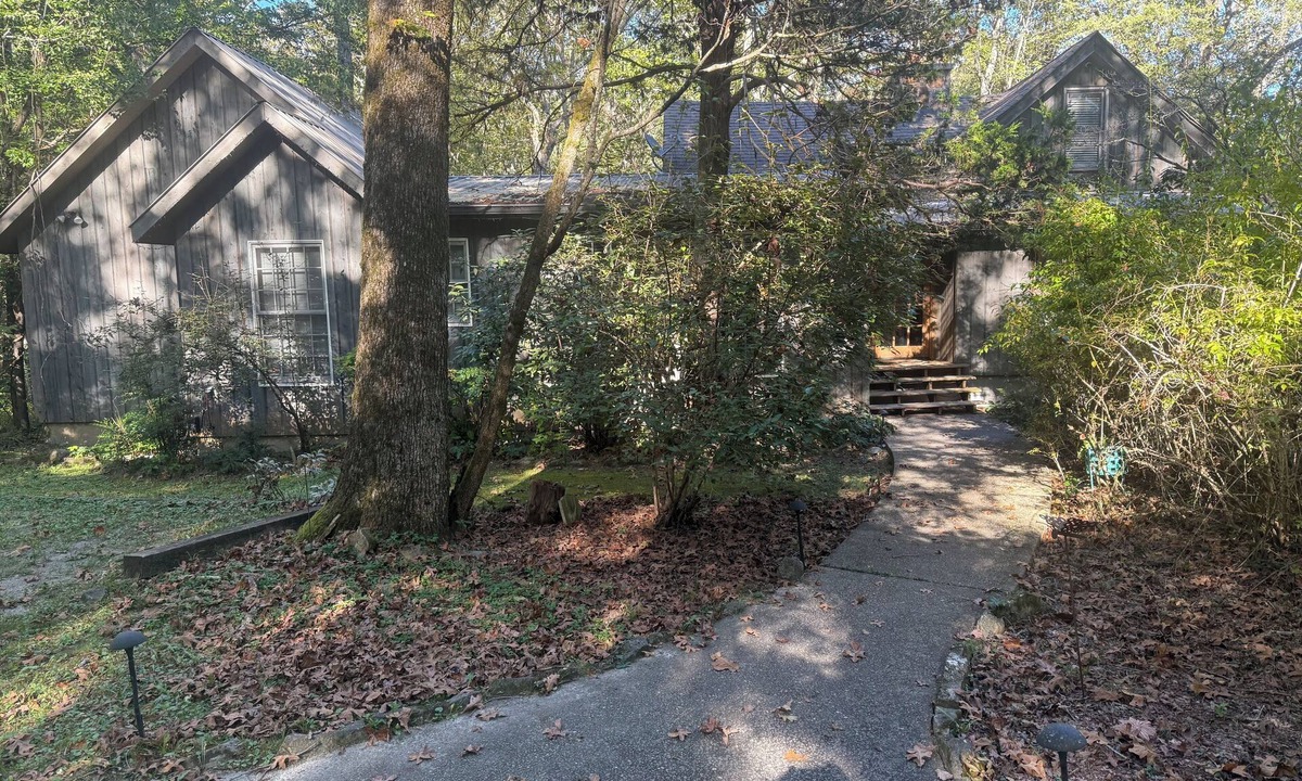 Sewanee Cabin | Secluded Log Cabin Near The University of the South