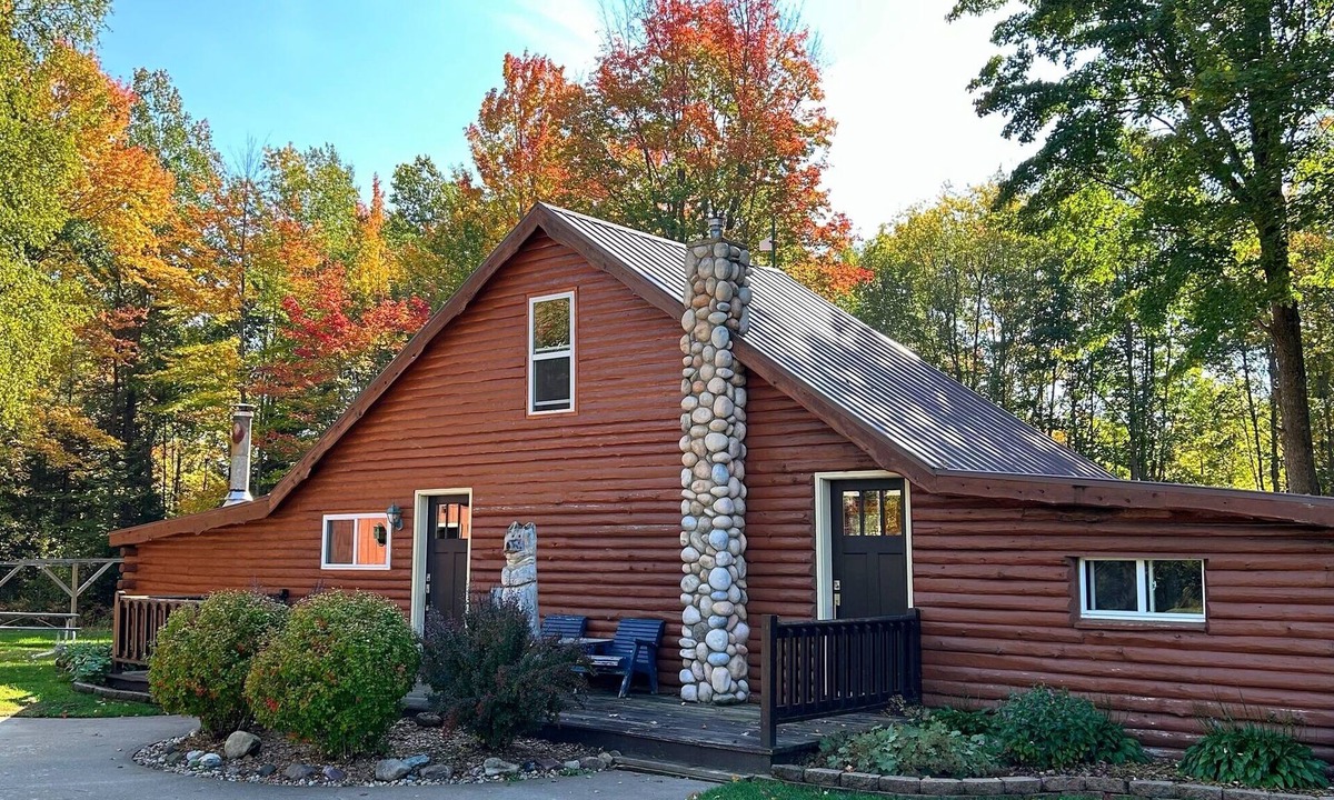 Gladstone Cabin | Secluded Log Cabin on 10 acres