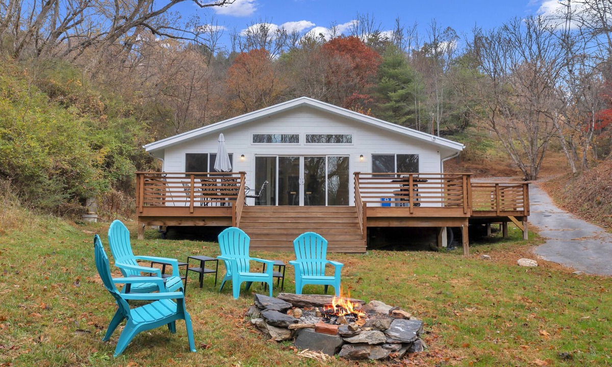 Marshall Cabin | Secluded modern cabin, short walk to town, river & brewery. <25 min to Asheville
