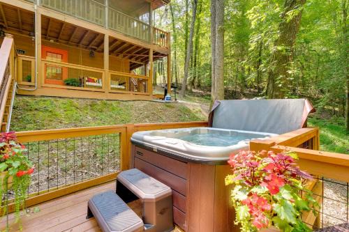 Murphy Apartment | Secluded Murphy Vacation Rental w/Private Hot Tub