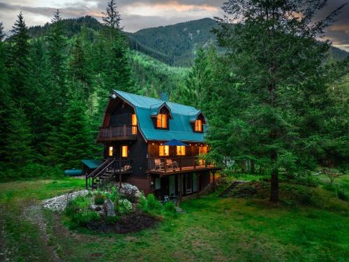 Marblemount House | Secluded North Cascades Retreat Private Trail Fire Pit