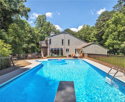 Fairview House | Secluded Oasis in Asheville! Game Room, Movie Theater, and Hot Tub * 20 min to Biltmore!