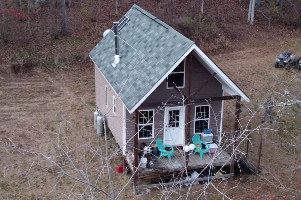 Scottown Cabin | Secluded Off-Grid Cabin with Waterfall & Hiking Trails Near Rome Township, OH