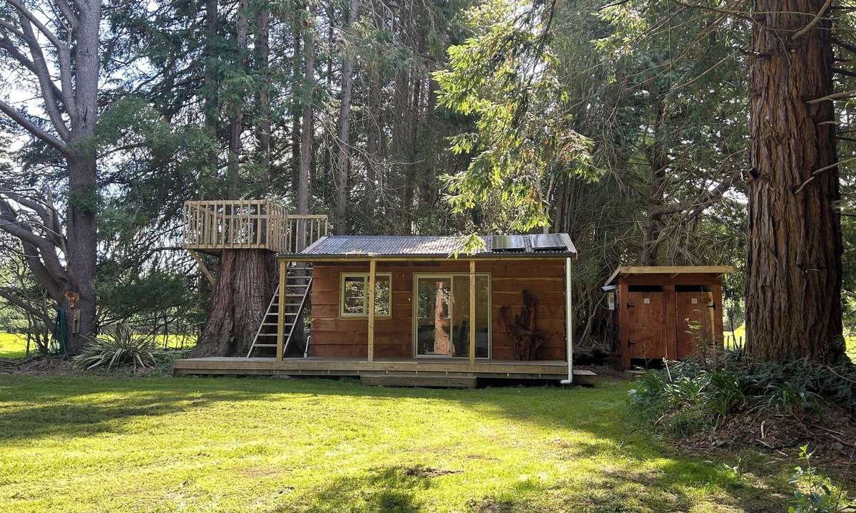 Takapau Cabin | Secluded Redwood Cabin. Built from a redwood tree that blew down in a cyclone