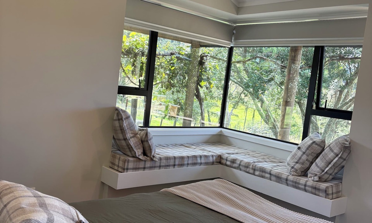 Orere Point House | Secluded, Relaxing 4-bedroom farmhouse in peaceful Ōrere