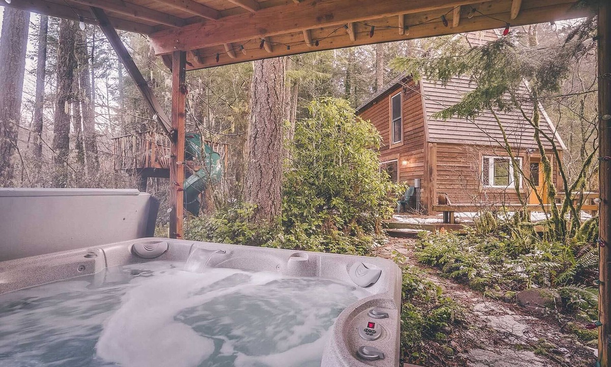 Rhododendron Cabin | Secluded River Breeze Chalet, Hot Tub, Deck, BBQ, Woodstove, Dog-Friendly