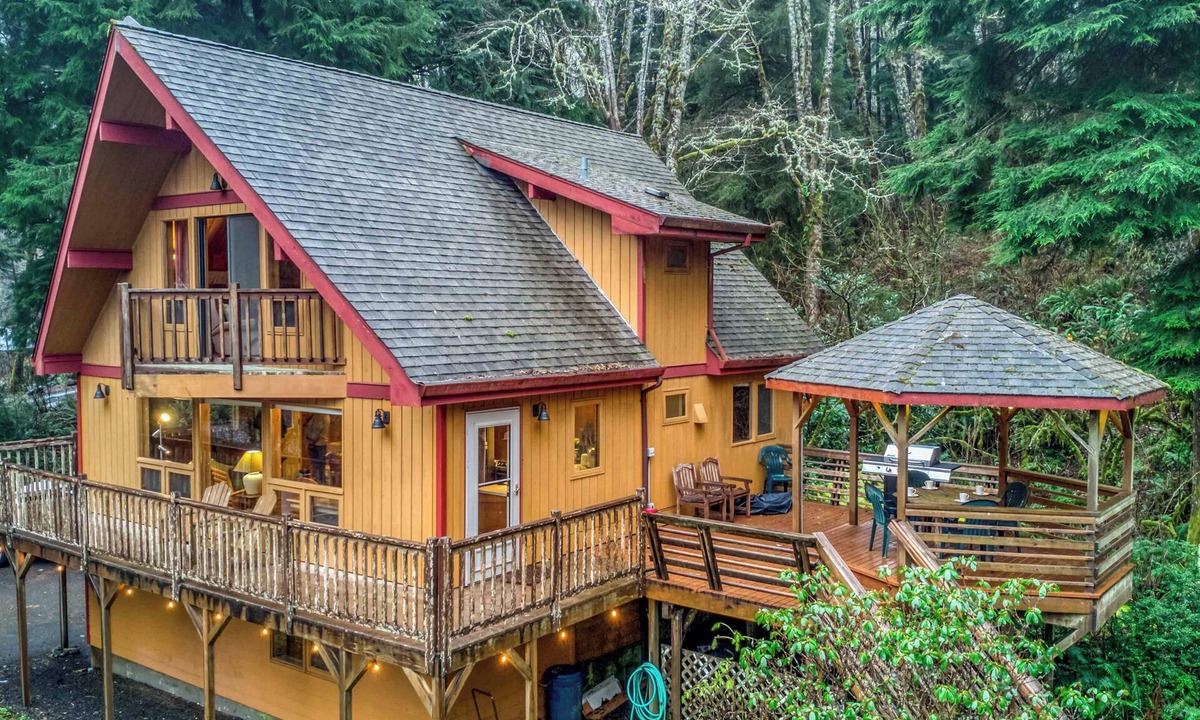 Cloverdale House | Secluded Rustic Beauty with Hot Tub in this Roomy Cabin Near Pacific City!