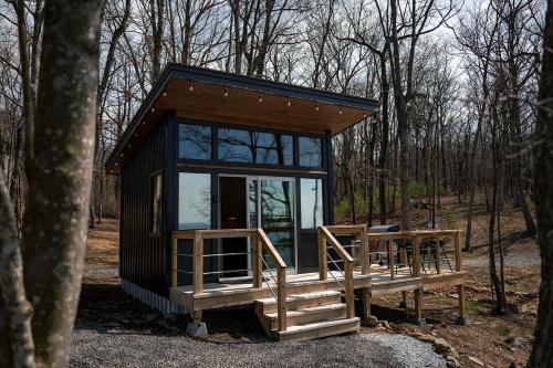 Menlo House | Secluded Rustic Studio-Style Chalet with Open-Air Outdoor Shower near Cloudland Canyon State Park, Menlo, Georgia