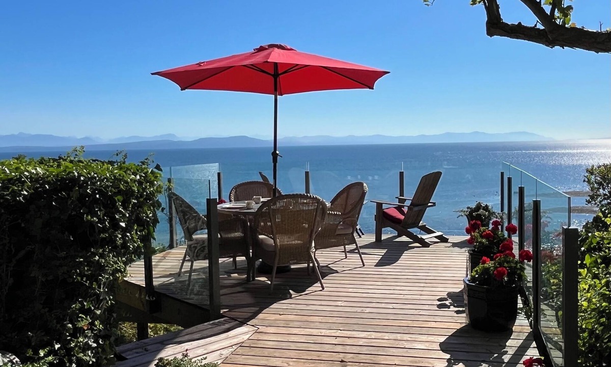 Comox House | Secluded Sandy Beach All To Yourself! Panoramic Ocean and Mountain views.