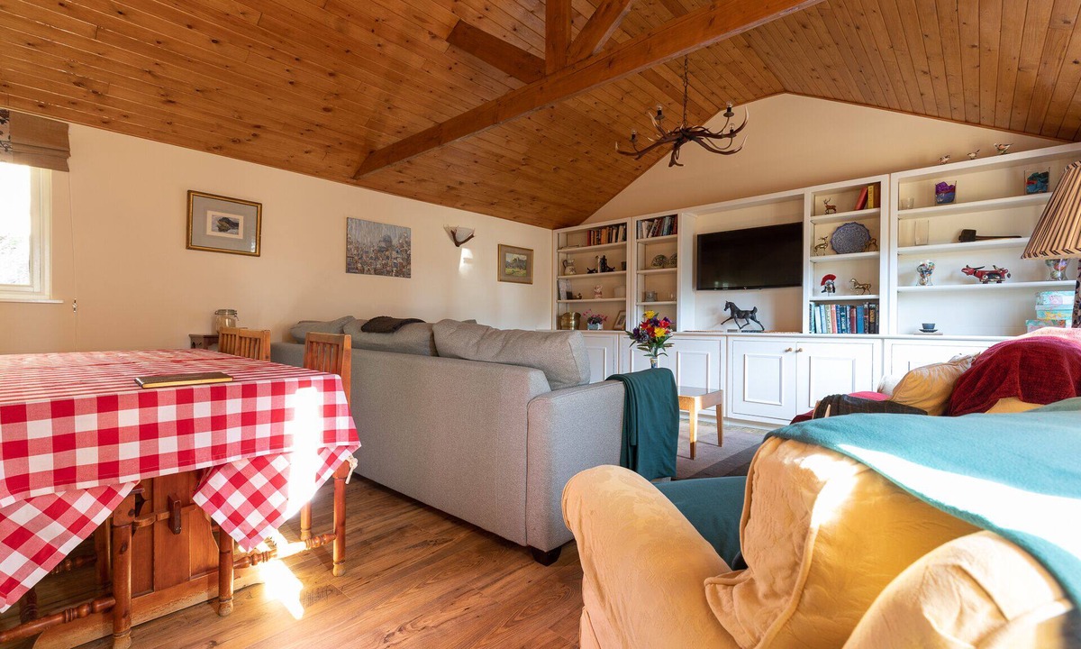 Burley Cabin | Secluded Stables With Parking in Grounds of Home in the Heart of the new Forest