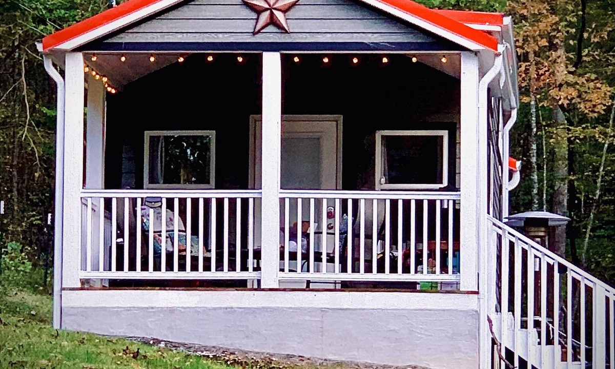 Franklin Cabin | Secluded Storybook Cabin -Dog Friendly with Fenced Yard and Starlink