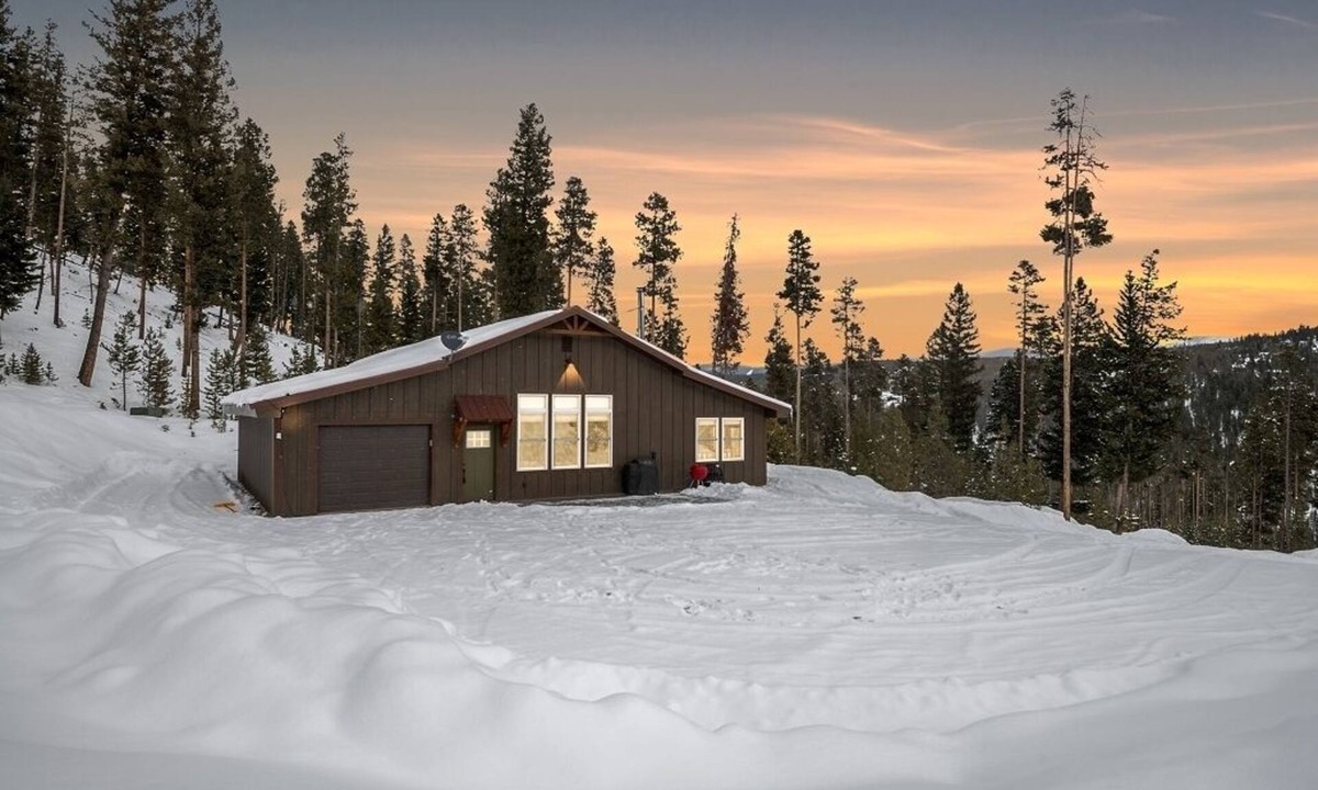 Philipsburg Cabin | Secluded Summit is a serene Philipsburg escape perfect for small families and couples. Close to Discovery Ski Hill, Rock Creek fishing, Georgetown Lake, this cabin offers access to all things adventure!