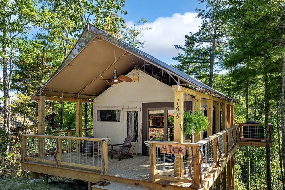 Zirconia Cabin | Secluded Tree Tent with Outdoor Soaking Tub & Pizza Oven Near Blue Ridge Waterfalls, Zirconia, North Carolina