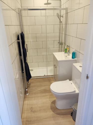 Caversham Apartment | Self Check-in Micro Studio for max 2 guests in Central location RG4 with your own Kitchenette Bathroom Parking and Shared Garden