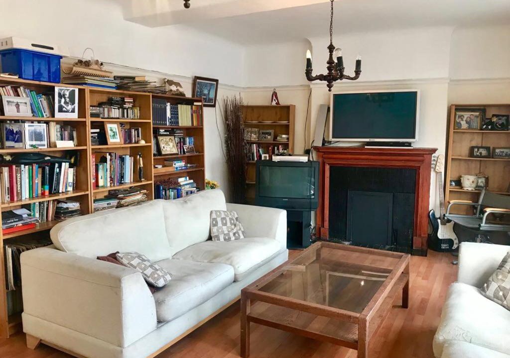 Edgware Apartment | Self contained 3 bed flat with your own front door, three double rooms, Sleeps six,fifteen pounds per night each