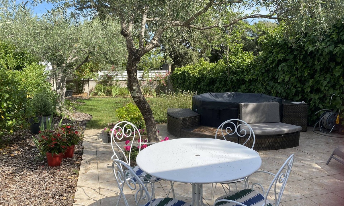 Pignan Apartment | Self-contained apartment in the heart of the garrigues. Spa garden. pets allowed