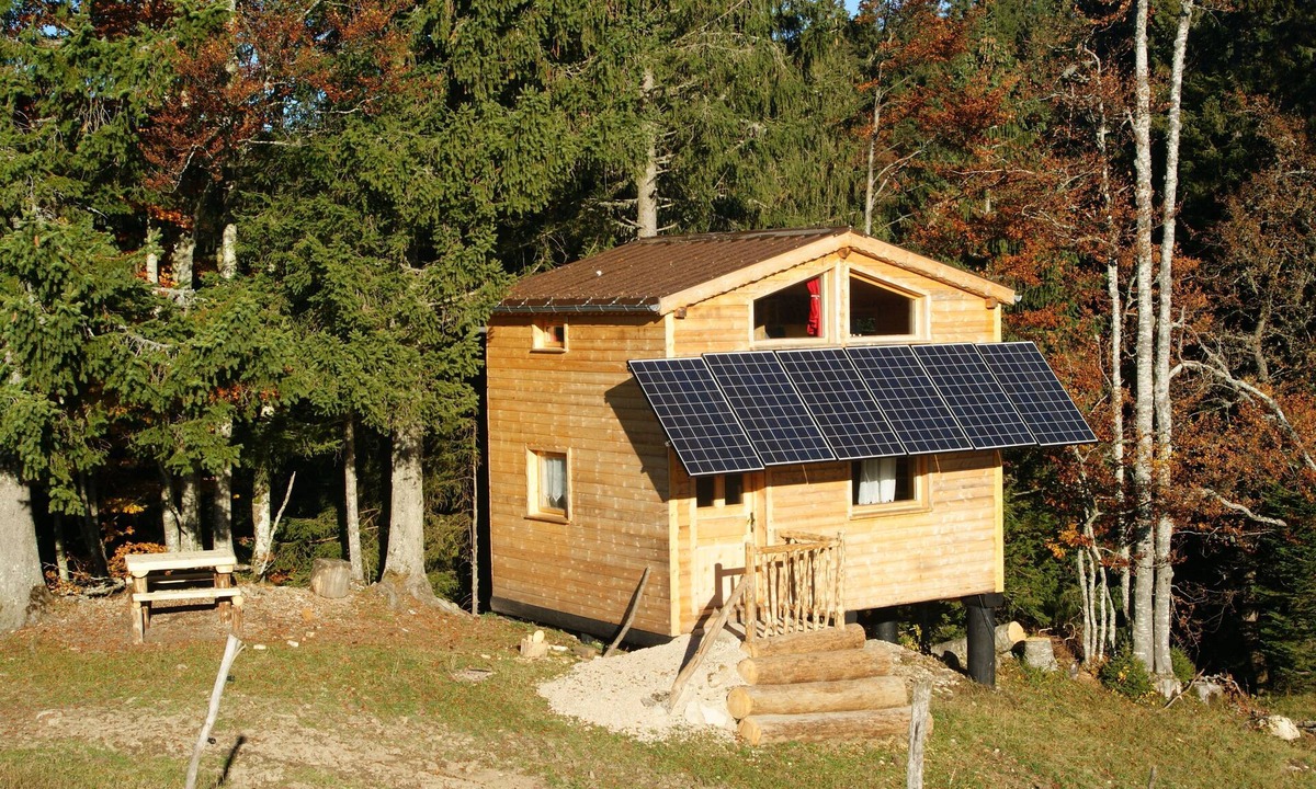 Bellecombe Cabin | Self-contained cabin on stilts, sleeps 4, in the vegetation, Haut Jura, altitude 1250m.