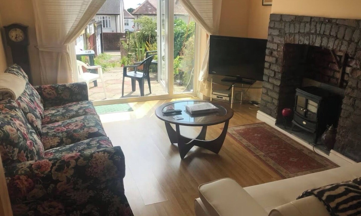 Sketty Apartment | Self contained ground floor Garden Flat with parking and view of lighthouse