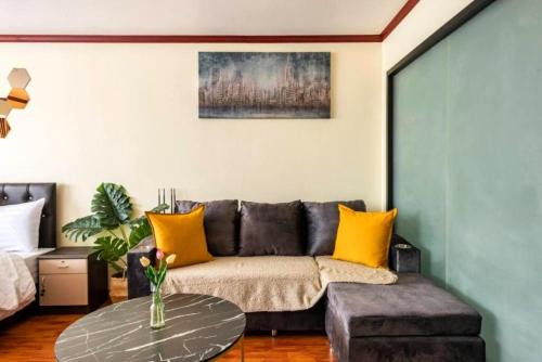 Nana Apartment | SelfCheckIn Omni Tower Sukhumvit4 NaNa Asoke BTS MRT Hispeed WiFi Pool&Gym