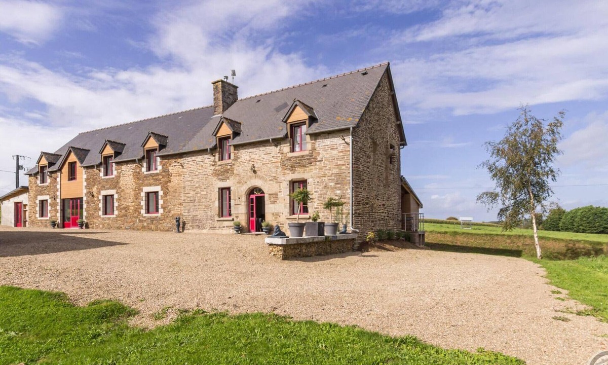 Saint-Laurent-de-Terregatte Cottage | Semi-detached house with balcony in countryside, Wi-Fi, parking, pets allowed
