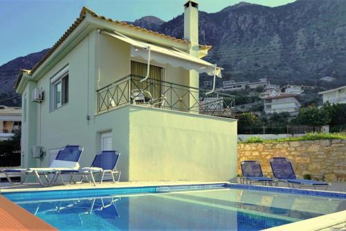 Paralia Vergas Villa | SEMIRAMIS SUITES with pool