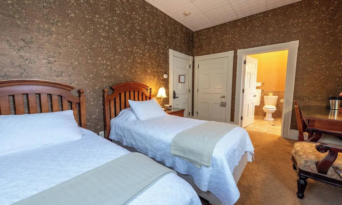 Geneseo Bed & Breakfast | Seneca Room - Big Tree Inn