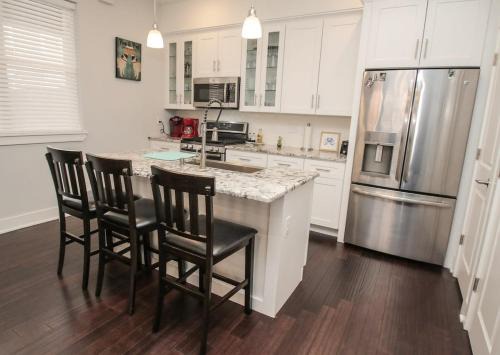 Newbold House | Sensational 3Bed-2Bath with GATED PARKING Sleeps 10