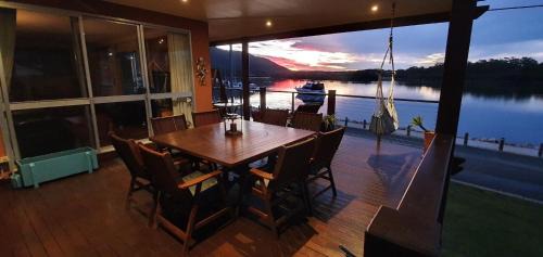 Dunbogan Apartment | Sensational Waterfront Apartment