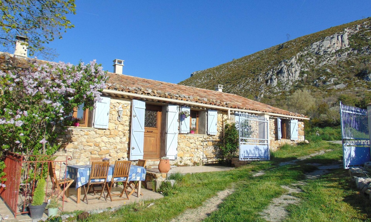 Rougon House | Separated studio on a fenced lot entering the Gorges du Verdon
