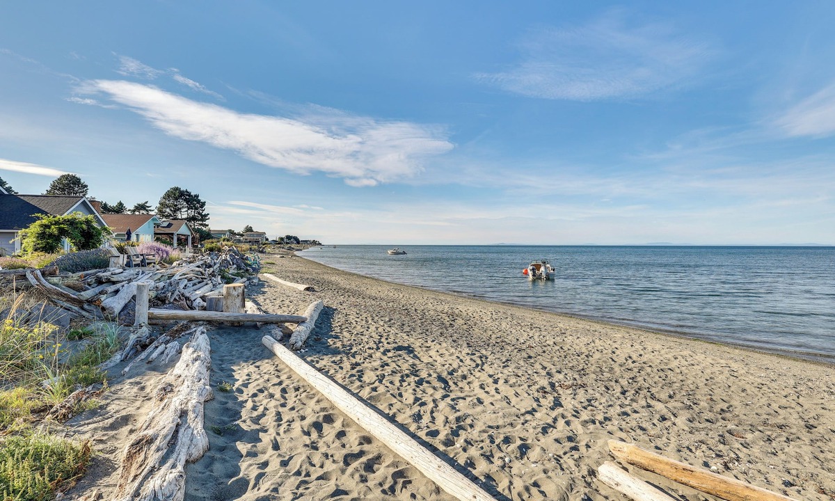 Sequim Cottage | Sequim Escape w/Gas Grill & Deck, Walk to Beach!