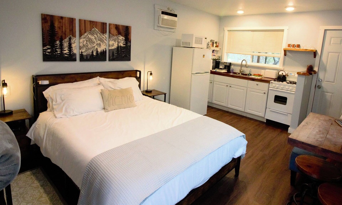 Three Rivers Cottage | Sequoia Studio Retreat! Cozy Hut for up to 3 Guests - Close to Park - WiFi & AC