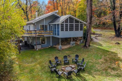 Berkeley Springs House | Serendipity - Hot Tub - Pet Friendly - Fire Pit - Grill - Porch - Deck - Wifi - Pool Access - Games