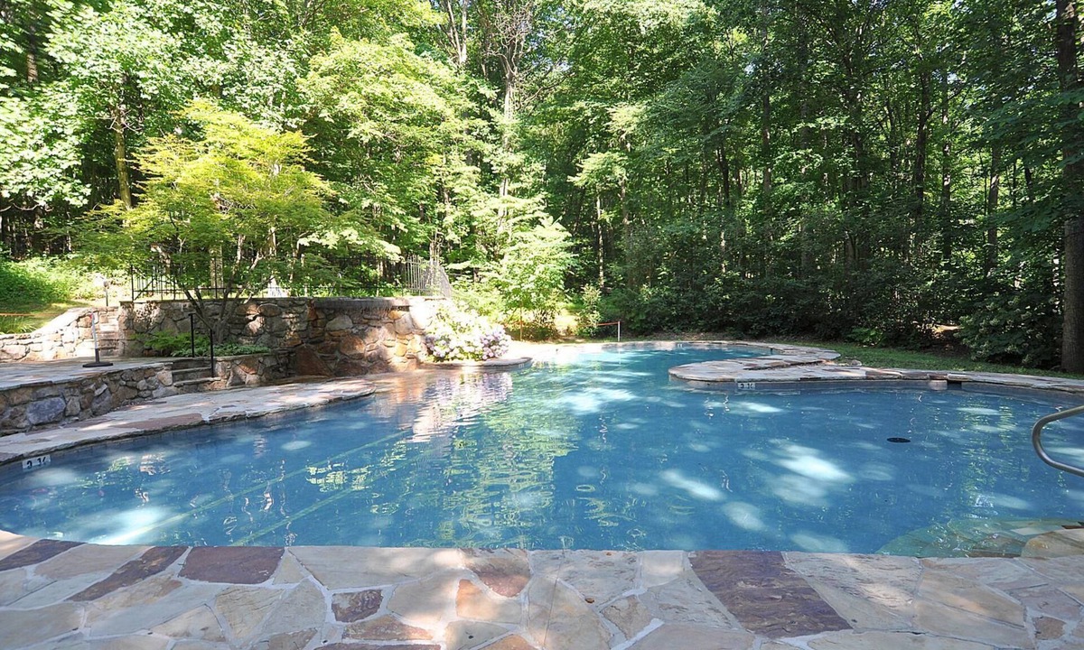 Berkeley Springs House | Serendipity - Large 5BR With a Hot Tub