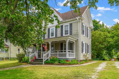 Chincoteague House | Serendipity - On main Street with screened porch!