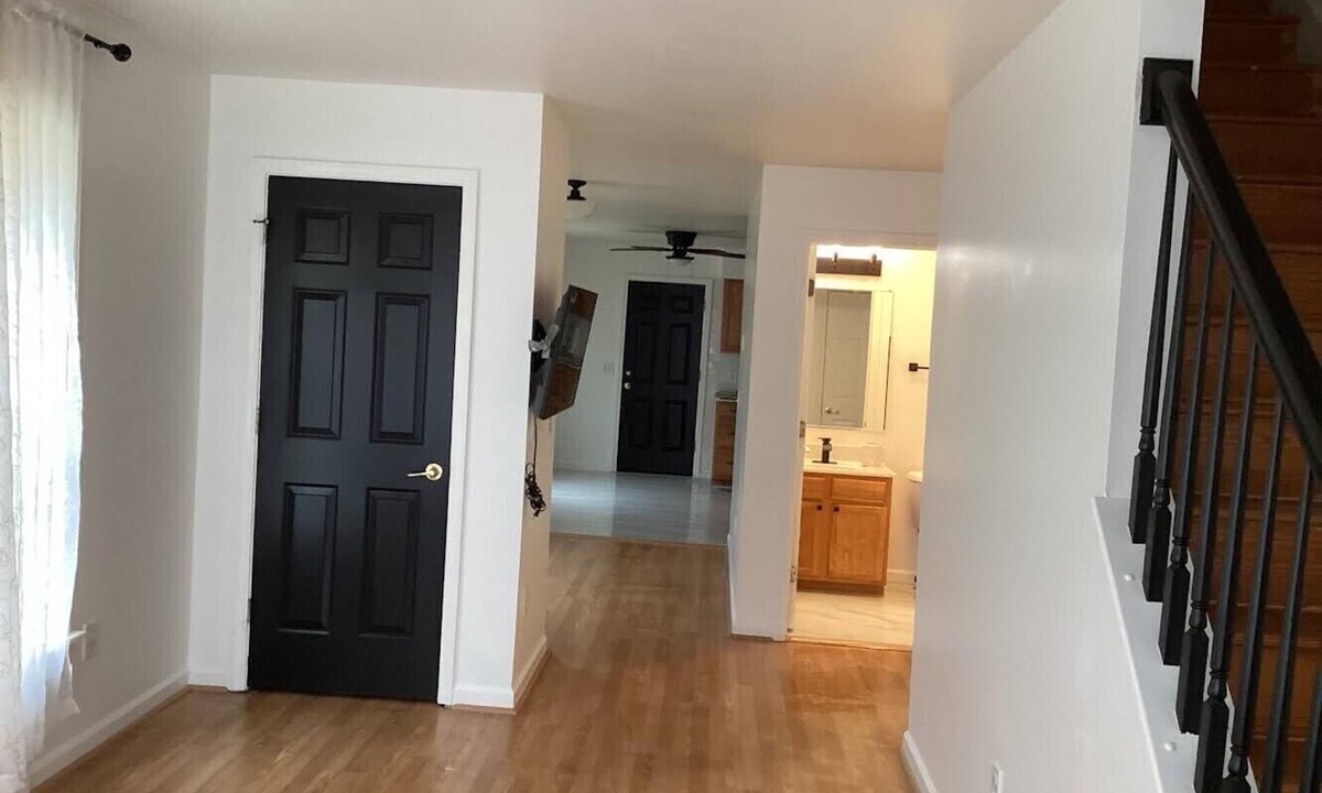 Black Rock Historic District House | Serene 3-bedroom duplex in Bridgeport updated floors new appliance