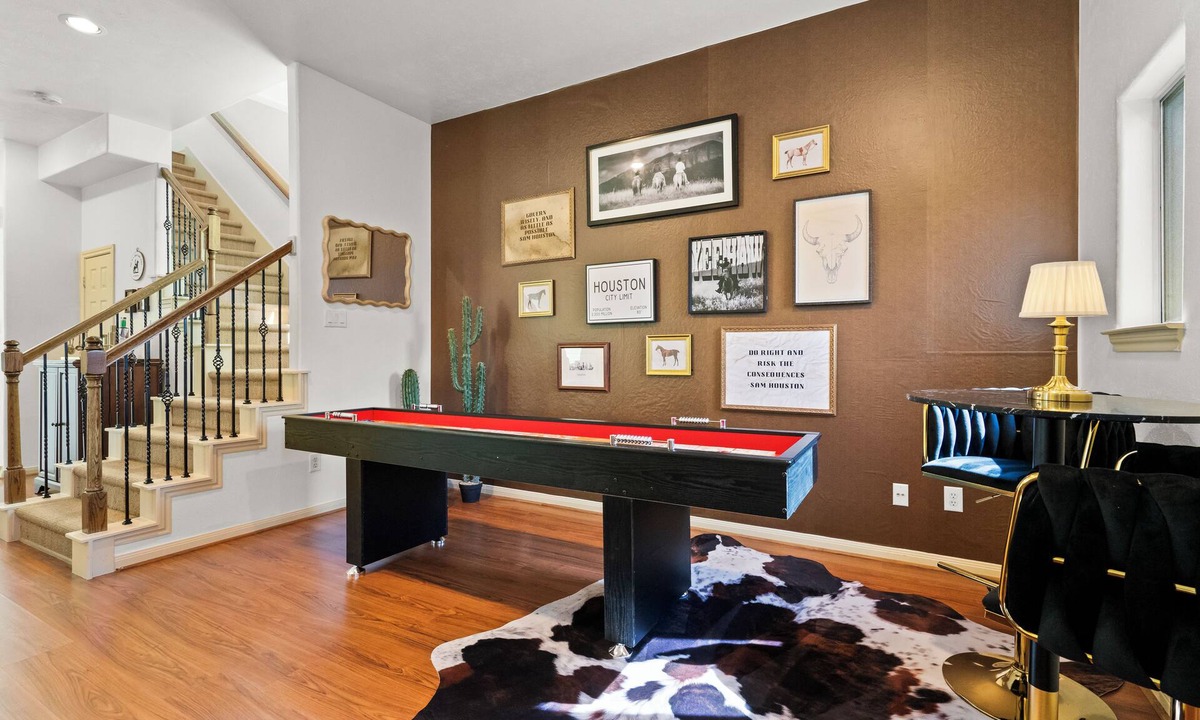 Montrose House | Serene 3BD - Rooftop, Shuffleboard - 10mins to DT