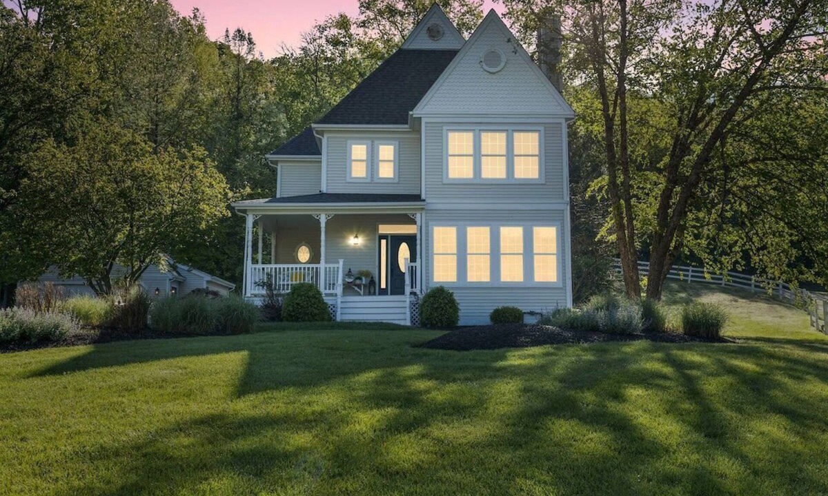 Saint Albans House | Serene 4BD/4BA Countryside + HotTub by Lake & Golf