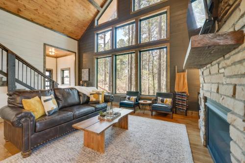 Broken Bow House | Serene Broken Bow Cabin w/Hot Tub & Fire Pit!