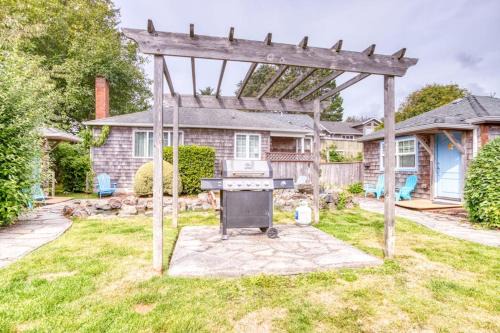 Downtown Cannon Beach House | Serene Dog-Friendly Cottage - Blocks to Beach & Downtown