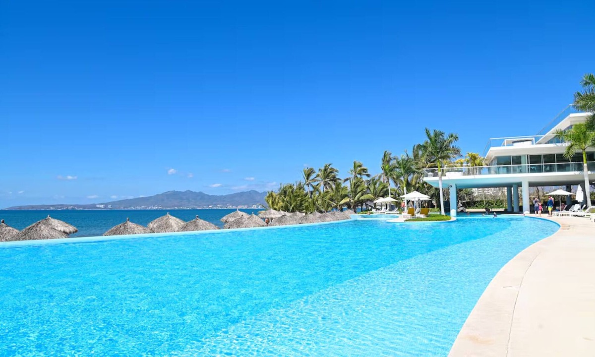 Flamingos Condo | Serene Garden-View retreat at Peninsula
