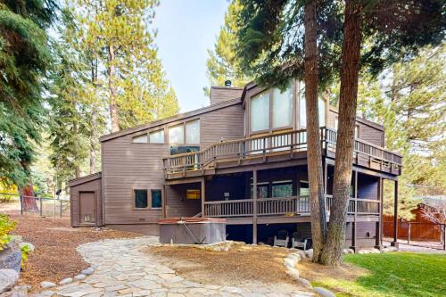 Ponderosa Palisades House | Serene home with fireplace wood stove kitchen W&D hot tub & gas grill