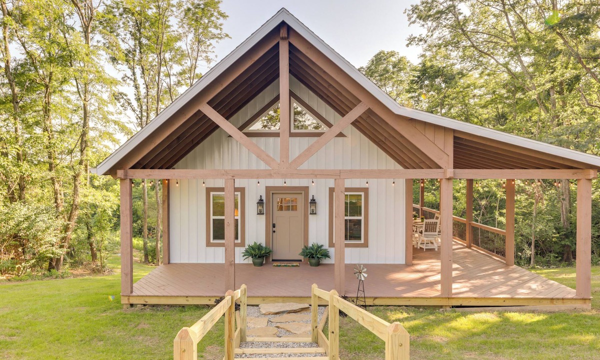 Williamstown Cottage | Serene Kentucky Cabin w/Fireplace + Fire Pit!