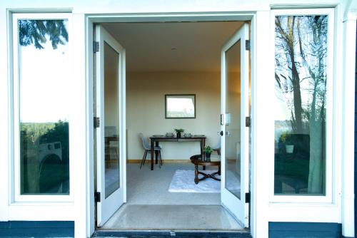 Mercer Island House | Serene King Suite Retreat on Quiet Mercer Island