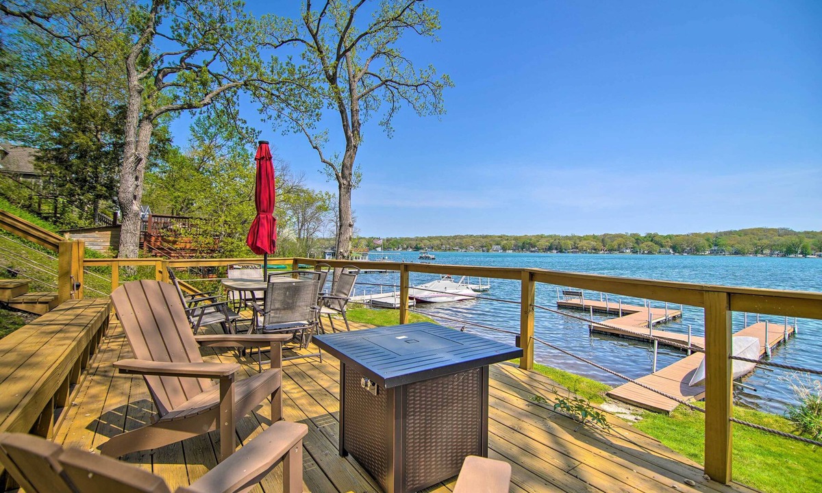 Twin Lakes Cabin | Serene Lakefront Escape: Boat Dock & Grill!